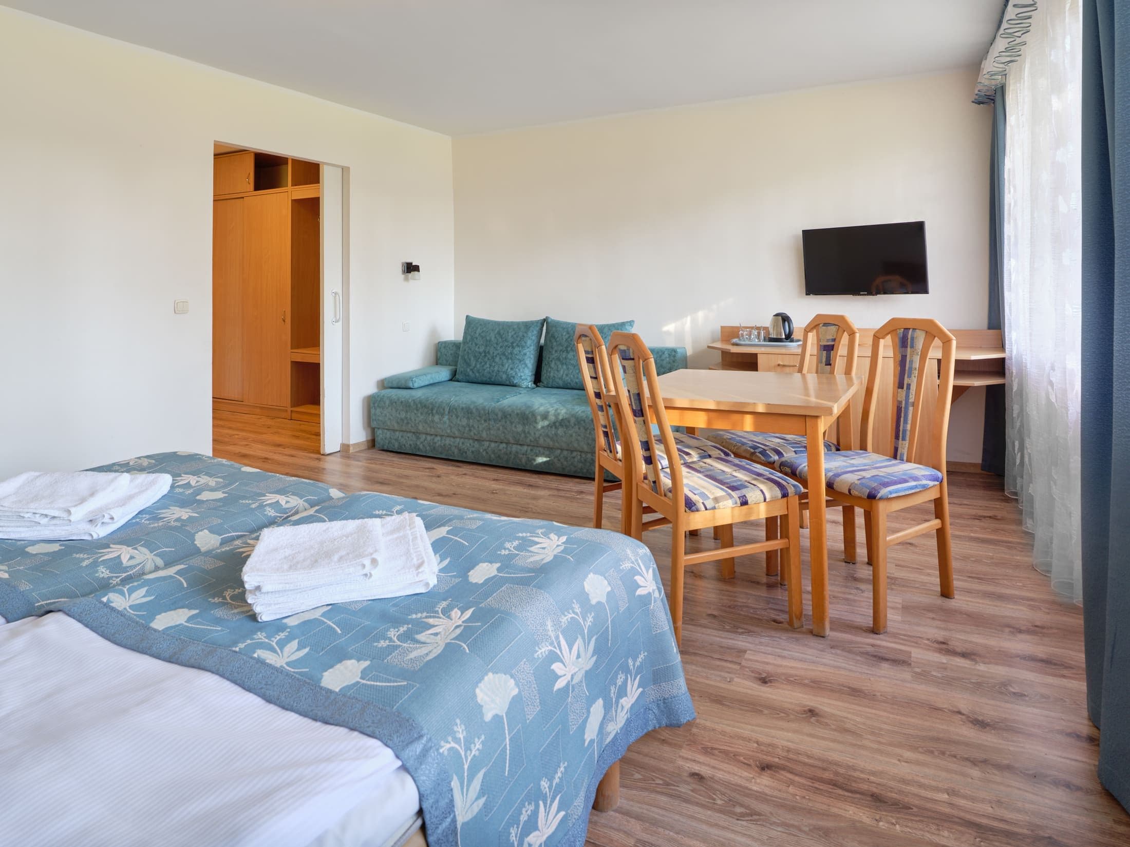 pokój trzyosobowy dla osób z niepełnosprawnościami zdrowotel łeba