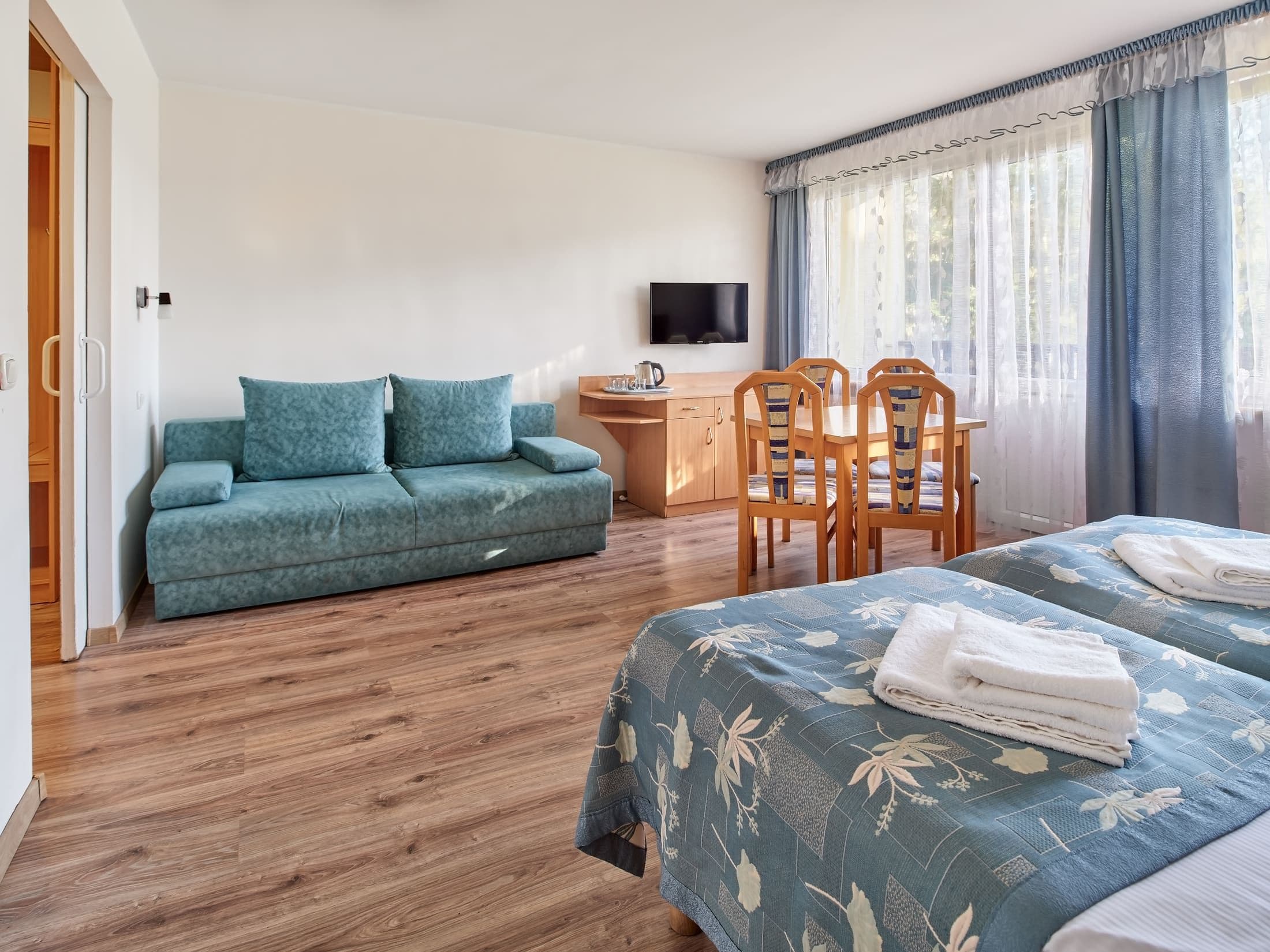 pokój trzyosobowy dla osób z niepełnosprawnościami zdrowotel łeba