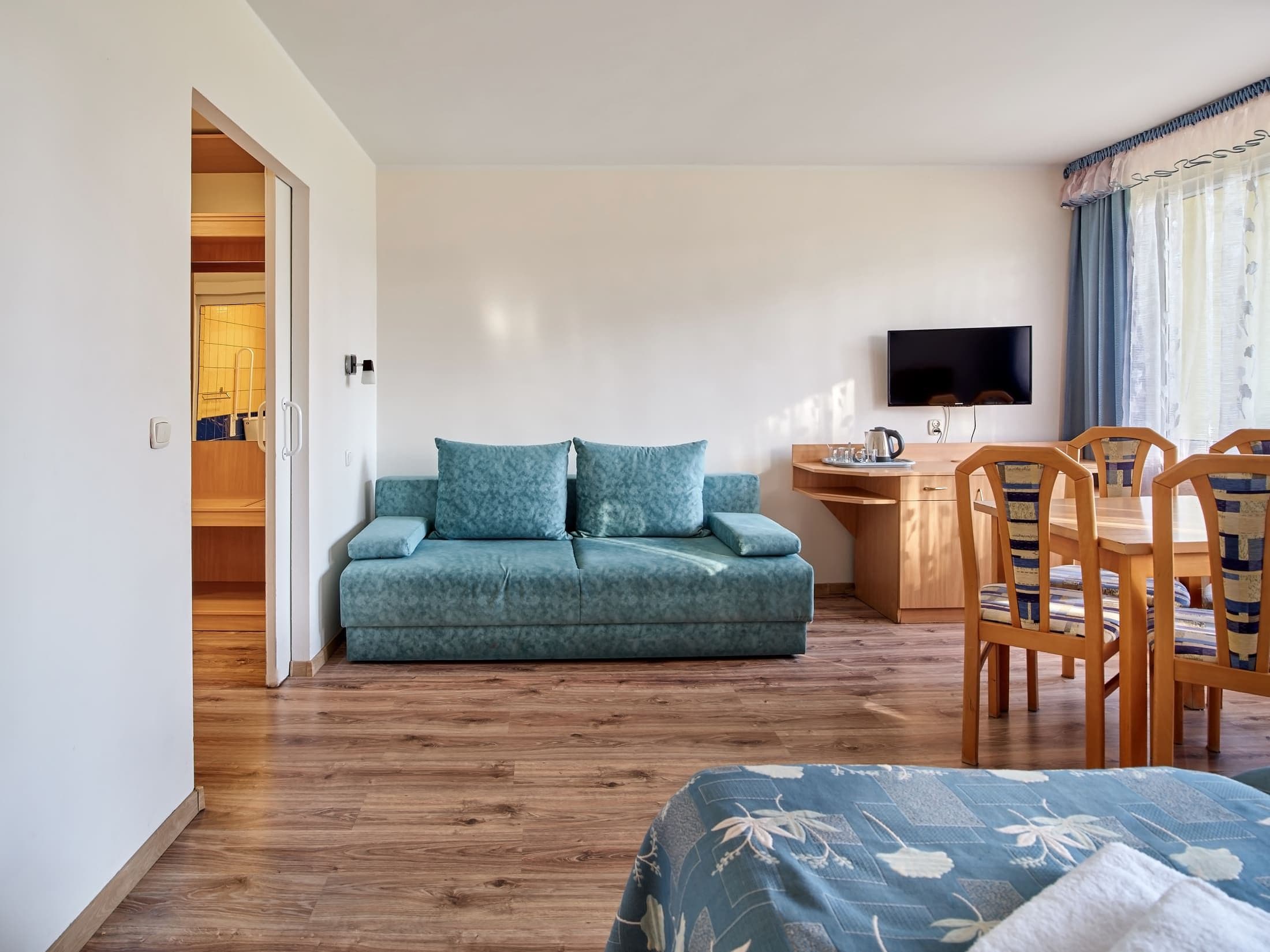 pokój trzyosobowy dla osób z niepełnosprawnościami zdrowotel łeba