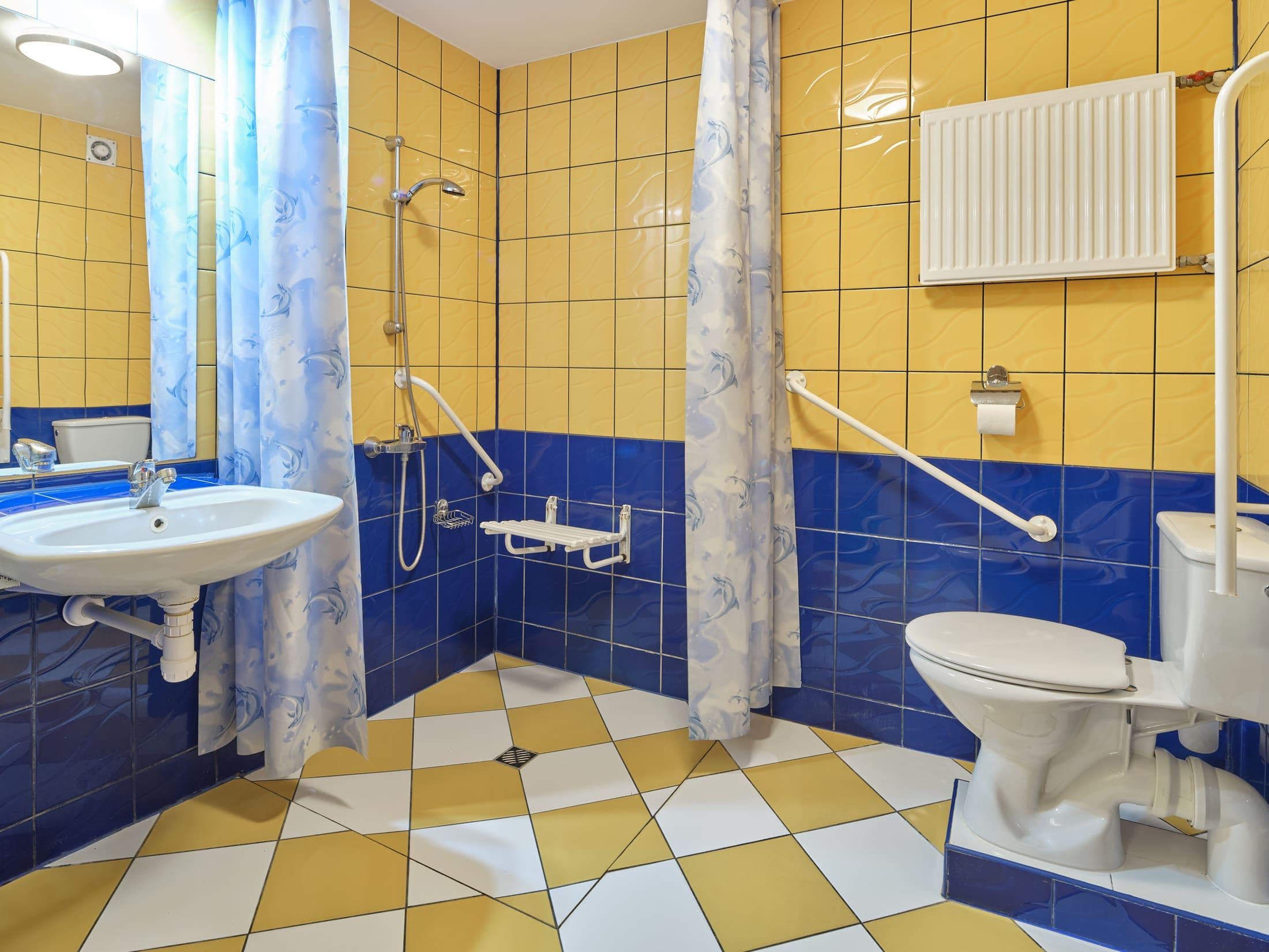 łazienka pokoju trzyosobowego dla osób z niepełnosprawnościami zdrowotel łeba