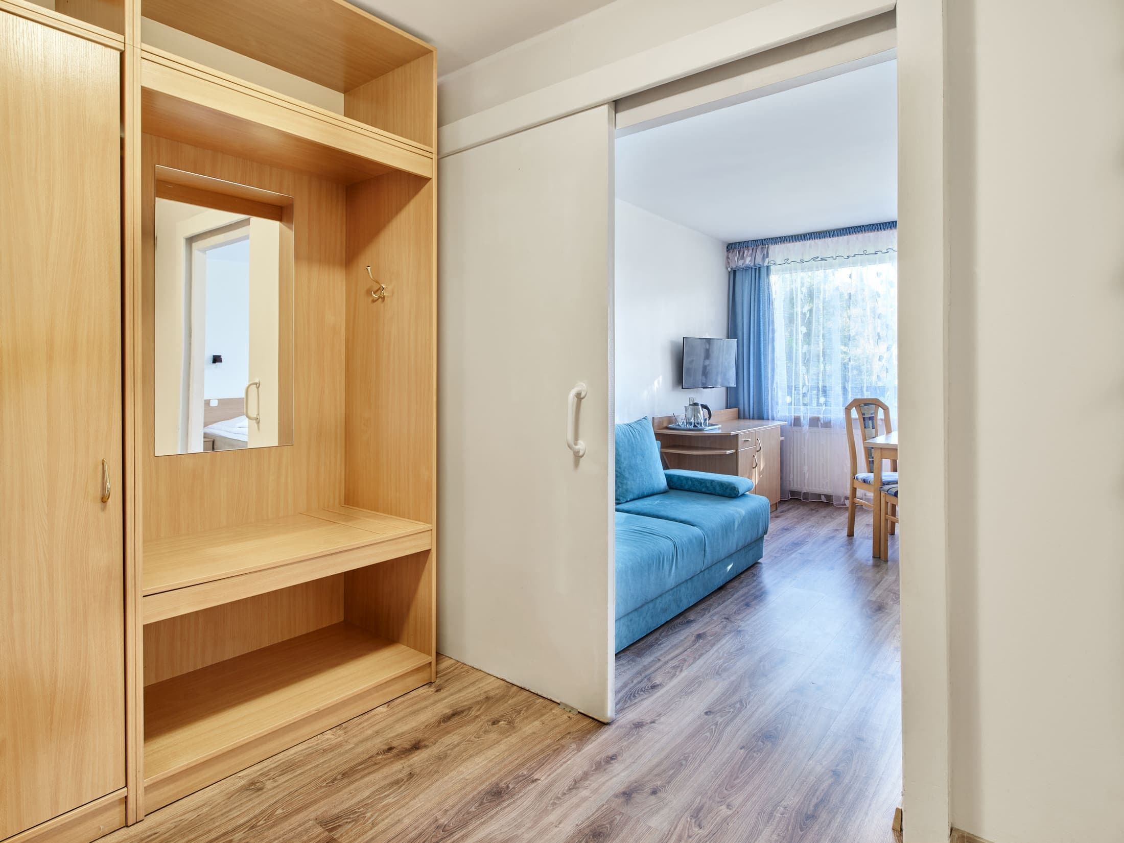 pokój trzyosobowy dla osób z niepełnosprawnościami zdrowotel łeba