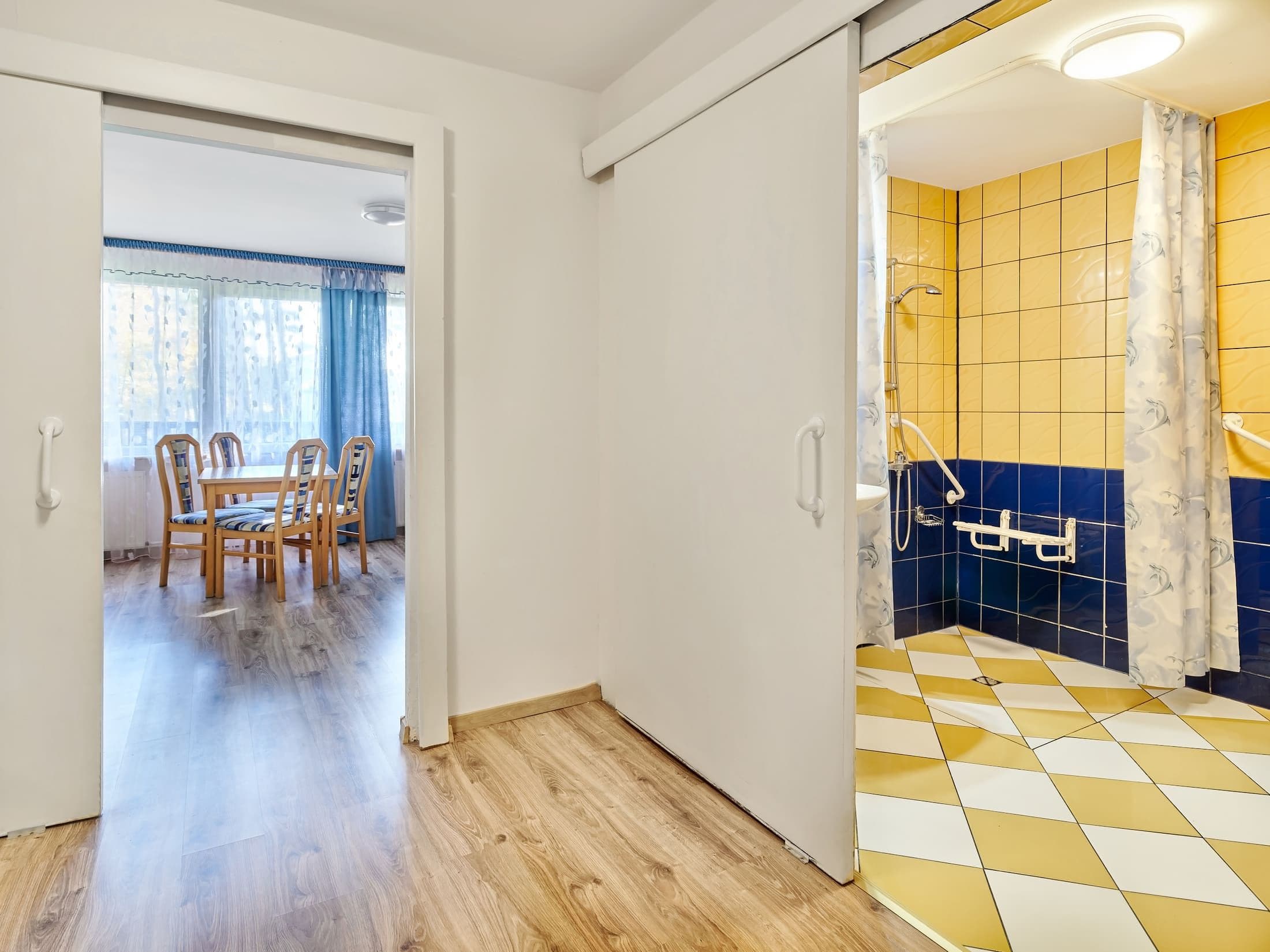 łazienka pokoju trzyosobowego dla osób z niepełnosprawnościami zdrowotel łeba