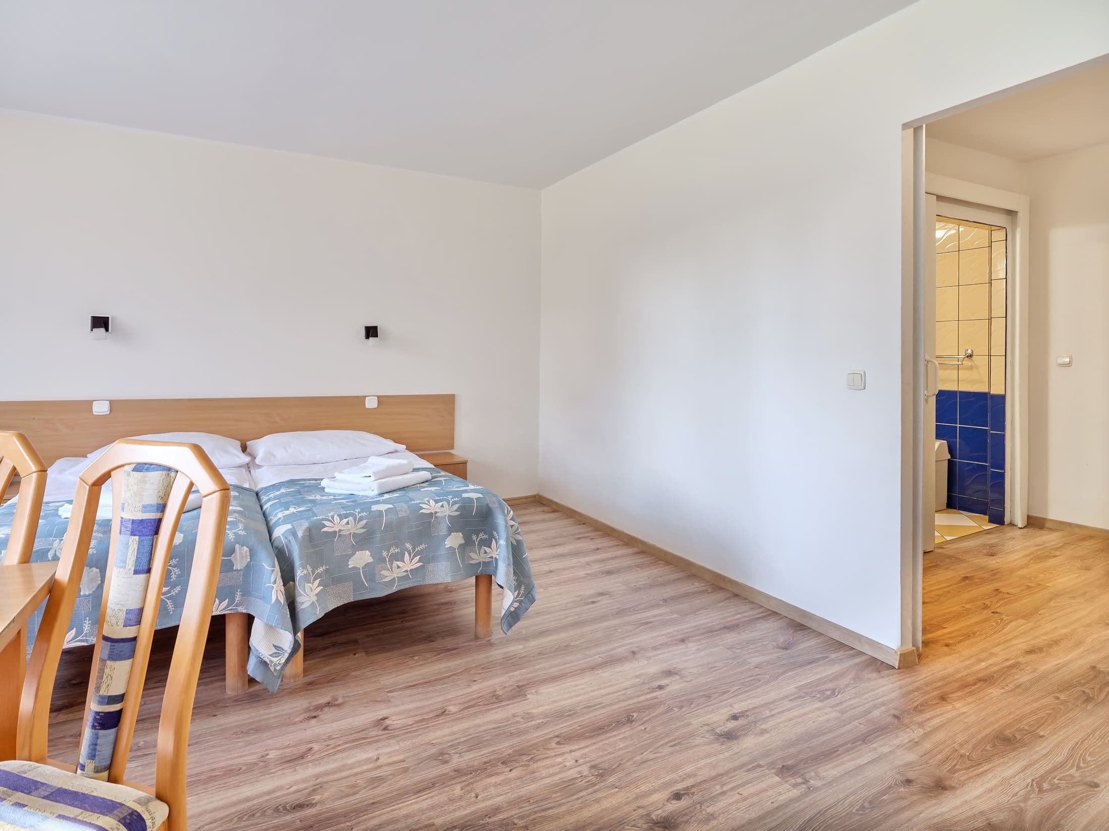 pokój trzyosobowy dla osób z niepełnosprawnościami zdrowotel łeba