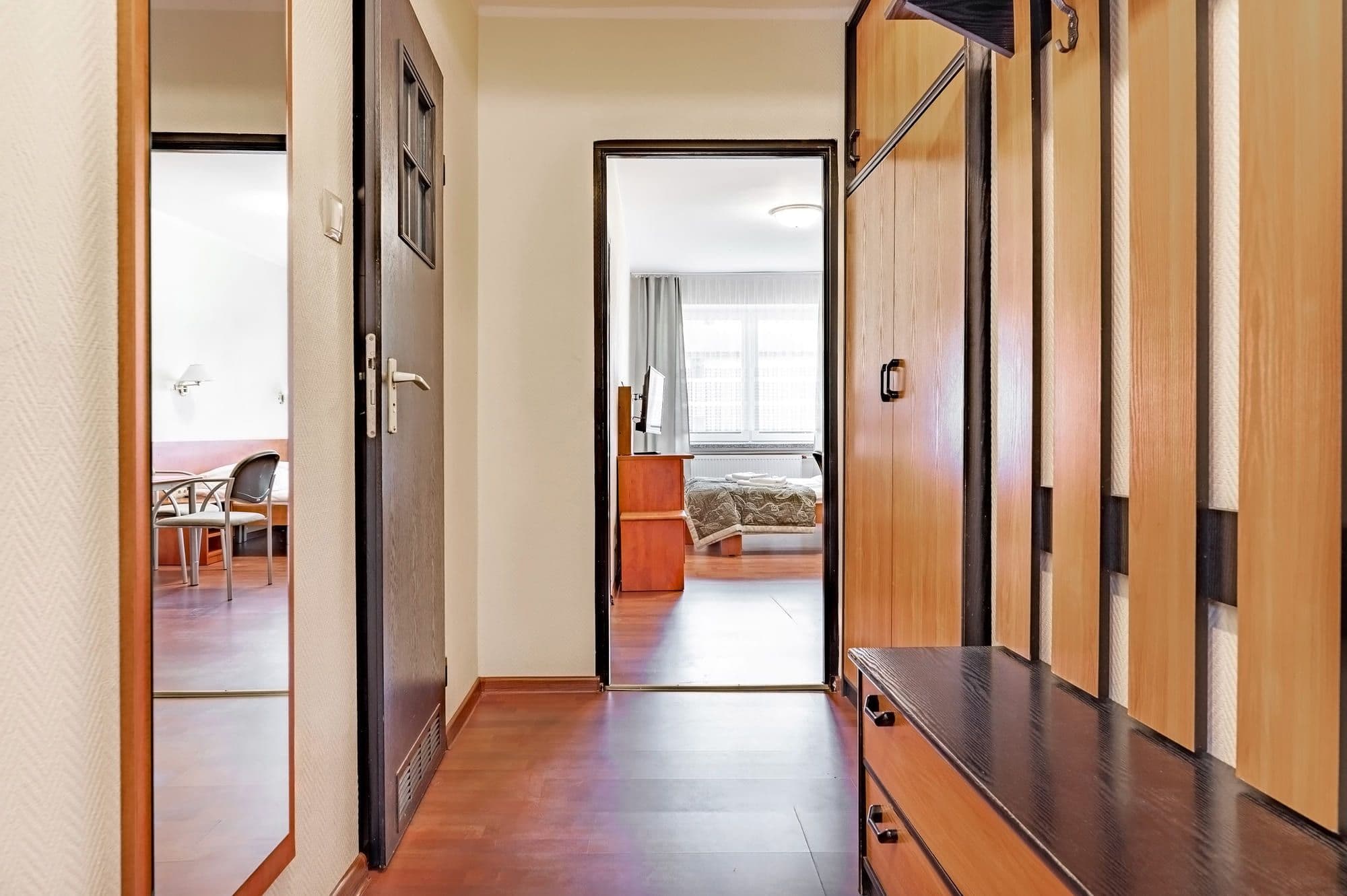 pokój studio podwójny zdrowotel korytarz