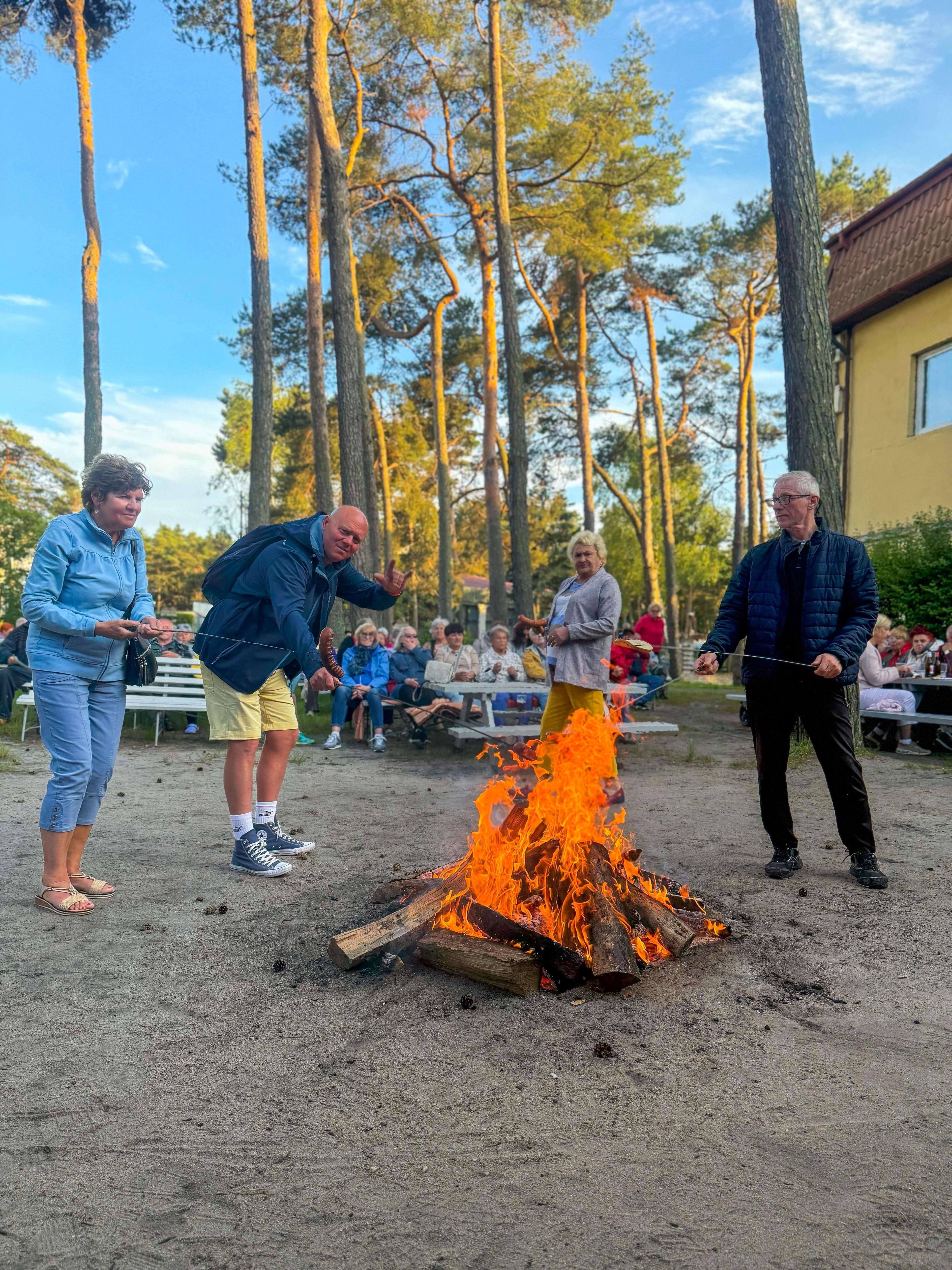 biesiada przy ognisku w Zdrowotelu